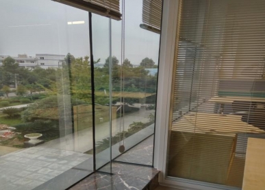 重庆某公司双玻璃百叶隔断安装